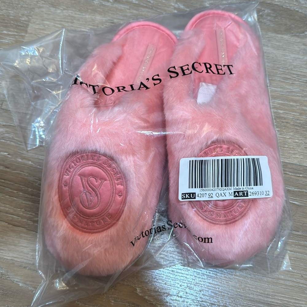 VICTORIA'S SECRET
Closed-Toe Faux Fur Slippers
Passion Pink